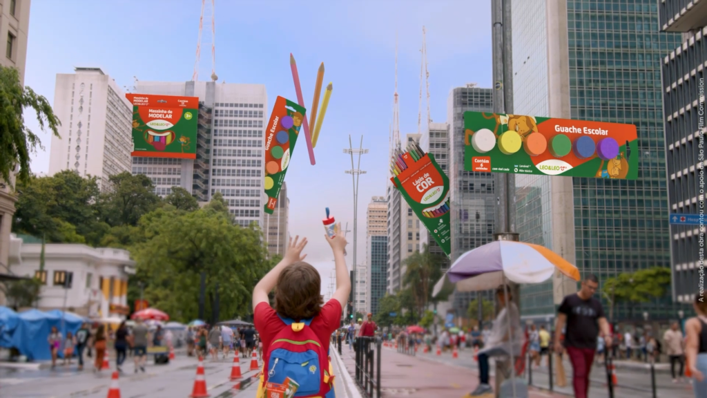 Frame do vídeo onde mostra menino olhando para os produtos Leo&Leo voando.